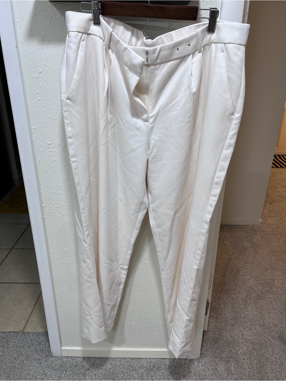 Abercrombie & Fitch Cream Pleated trousers. Classy and elegant on.